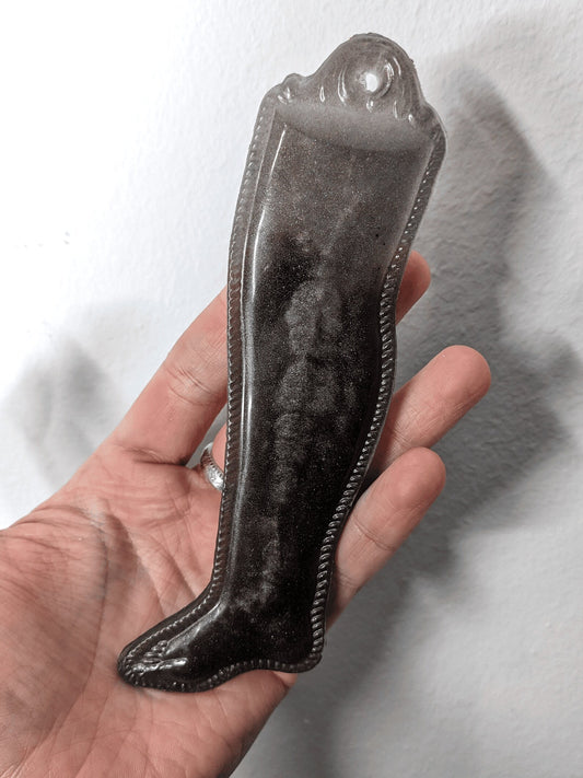 ex-voto - leg in dark grey resin